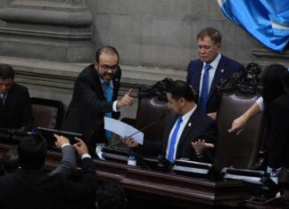 Diputados llegaron a los empujones en medio de la elección de magistrados de CC. Foto La Hora: Daniel Ramírez