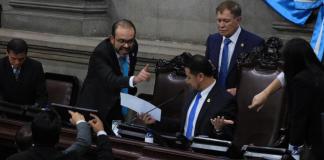 En impasse elección de magistrados de la CC: ausencias, apagón, discursos dilatados y reuniones marcan plenaria Diputados llegaron a los empujones en medio de la elección de magistrados de CC. Foto La Hora: Daniel Ramírez