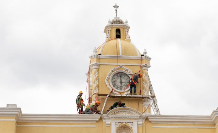 La emblemática estructura que recibe a cientos de turistas nacionales y extranjeros ha sido remozada en su pintura. Foto La Hora: Municipalidad de Antigua