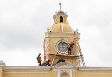 La emblemática estructura que recibe a cientos de turistas nacionales y extranjeros ha sido remozada en su pintura. Foto La Hora: Municipalidad de Antigua