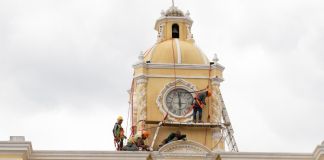 La emblemática estructura que recibe a cientos de turistas nacionales y extranjeros ha sido remozada en su pintura. Foto La Hora: Municipalidad de Antigua