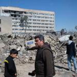 Varias personas caminan cerca de una zona alcanzada por los bombardeos israelíes-estadounidenses en los alrededores del Gran bazar de Teherán. El Ejército israelí avisó de que atacará este martes la zona industrial Hakimiya en Teherán y el Aeropuerto Internacional de Payam en Karak, en el norte de Irán. Foto: La Hora/EFE