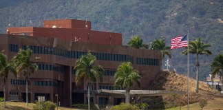 Embajada estadounidense en Venezuela reanuda operaciones tras pausa por relaciones diplomáticas.