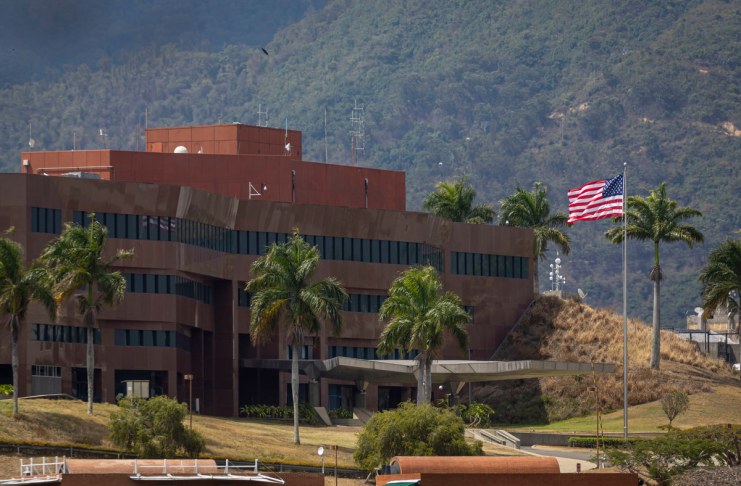 Embajada estadounidense en Venezuela reanuda operaciones tras pausa por relaciones diplomáticas.