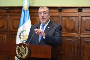 Elecciones CC: Bernardo Arévalo señala aparente uso de la Embajada de EE. UU. para presionar elección y anuncia consulta al Departamento de Estado