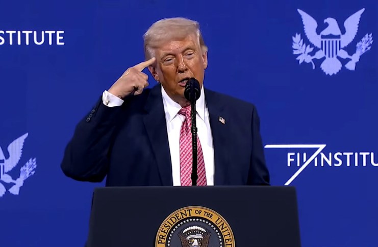 Captura de video de una transmisión de La Casa Blanca del presidente de Estados Unidos, Donald Trump. Foto La Hora: EFE