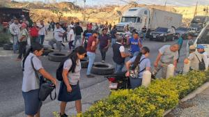 Por tercer día consecutivo, transportistas bloquean carreteras en protesta por alza de combustible