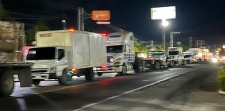 De acuerdo con Provial, en Río Hondo, Zacapa, persiste un bloqueo de transportistas, lo que está afectando el tránsito. Foto La Hora: Redes Sociales