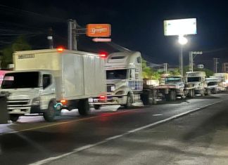 De acuerdo con Provial, en Río Hondo, Zacapa, persiste un bloqueo de transportistas, lo que está afectando el tránsito. Foto La Hora: Redes Sociales