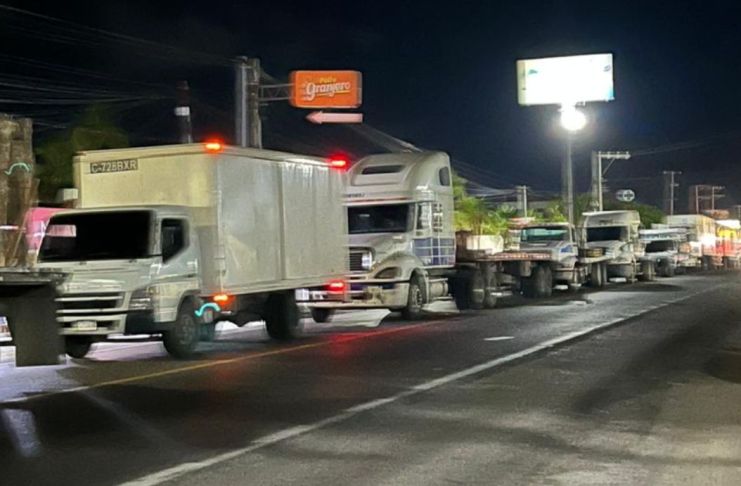 De acuerdo con Provial, en Río Hondo, Zacapa, persiste un bloqueo de transportistas, lo que está afectando el tránsito. Foto La Hora: Redes Sociales