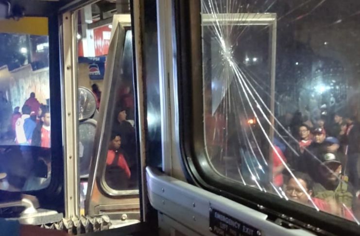 La unidad donde viajaba el equipo y cuerpo técnico de CD Guastatoya fue apedreada por supuestos seguidores de Xelajú MC. Foto La Hora: CD Guastatoya