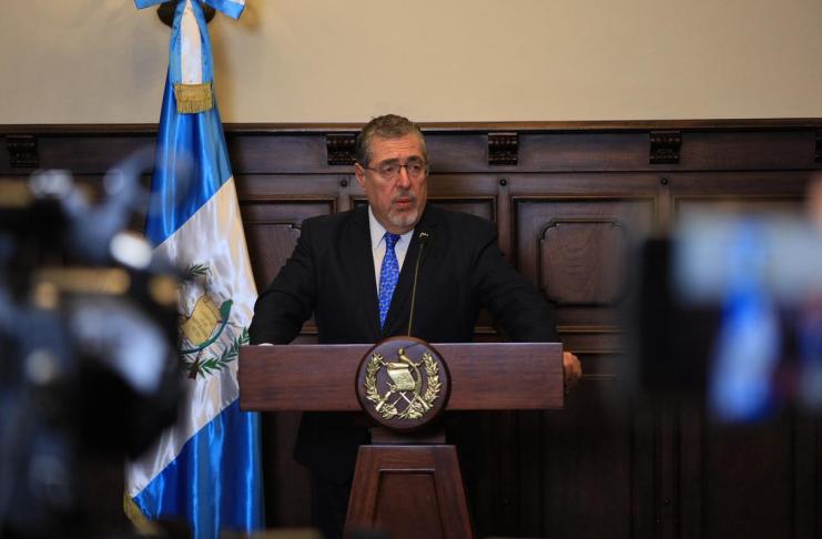 Presidente apoya subsidio de 8 y 5 quetzales por galón propuesto por bancada oficial en el Congreso.