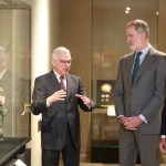 El Rey Felipe VI (2i), junto al embajador de México, Quirino Ordaz Coppel (3i), visita este lunes la exposición 'La mitad del mundo. Foto La Hora: EFE