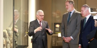 El Rey Felipe VI (2i), junto al embajador de México, Quirino Ordaz Coppel (3i), visita este lunes la exposición 'La mitad del mundo. Foto La Hora: EFE