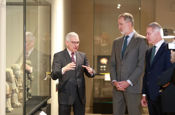 El Rey Felipe VI (2i), junto al embajador de México, Quirino Ordaz Coppel (3i), visita este lunes la exposición 'La mitad del mundo. Foto La Hora: EFE
