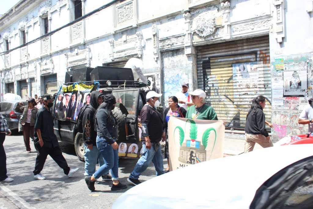 Grupos que mostraron su descontento por la reelección de Molina Barreto se apostaron en las afueras del Congreso, otros acudieron con el rostro tapado y que aparentemente apoyaban al magistrado. Foto La Hora: Kenneth Jordán