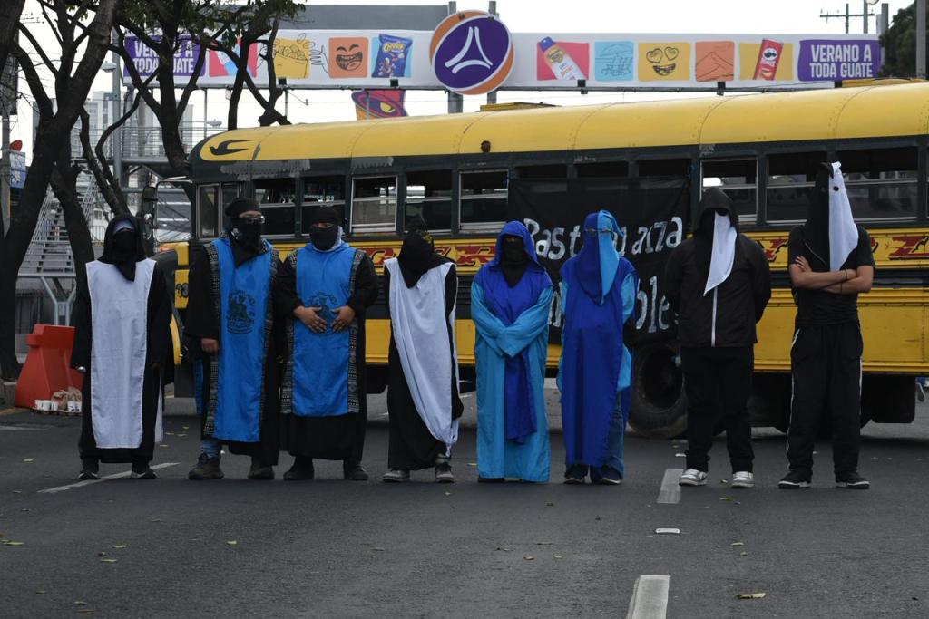 Los universitarios encapuchados atravesaron dos unidades urbanas en cada extremo de la Avenida Petapa la tarde de este lunes 23 de marzo. Foto La Hora: José Orozco