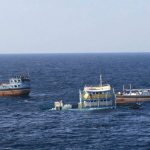 Imagen cedida por la Marina estadounidense de un barco pesquero iraní hundiéndose en el Estrecho de Ormuz, Golfo Pérsico. Foto La Hora: EFE
