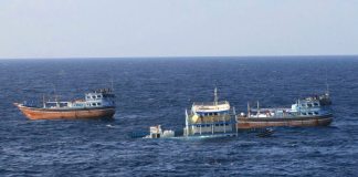 Imagen cedida por la Marina estadounidense de un barco pesquero iraní hundiéndose en el Estrecho de Ormuz, Golfo Pérsico. Foto La Hora: EFE