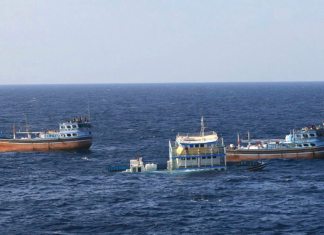 Imagen cedida por la Marina estadounidense de un barco pesquero iraní hundiéndose en el Estrecho de Ormuz, Golfo Pérsico. Foto La Hora: EFE