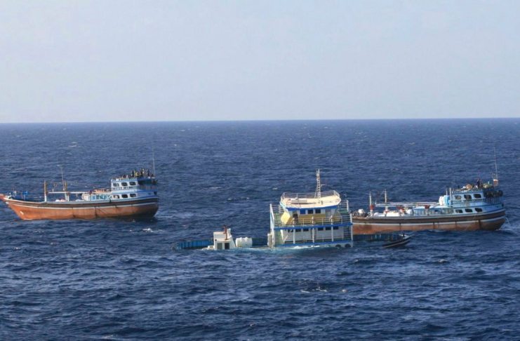 Imagen cedida por la Marina estadounidense de un barco pesquero iraní hundiéndose en el Estrecho de Ormuz, Golfo Pérsico. Foto La Hora: EFE
