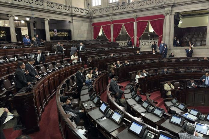 En la sesión de este 17 de marzo, los diputados del Congreso juramentaron a los magistrados del TSE para el periodo 2026-2032. Foto La Hora: José Orozco