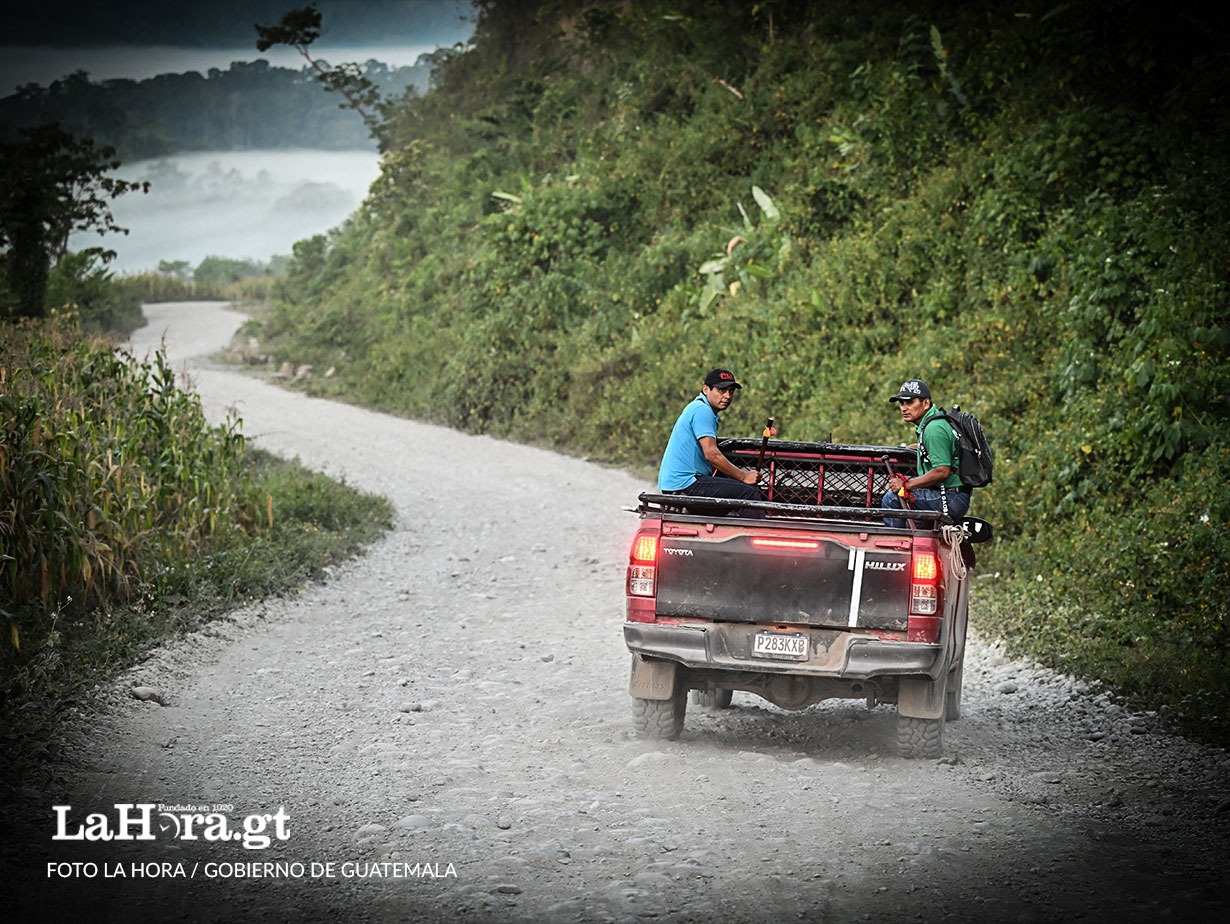 En los registros del SNIP contrasta la cantidad de proyectos adjudicados para el mejoramiento de caminos rurales con los avances en ejecución. Arte: La Hora/Francisco Altán.