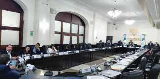 Los jefes de bloque escuchan a los candidatos a magistrados del TSE. Foto: La Hora