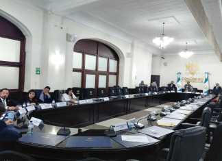 Los jefes de bloque escuchan a los candidatos a magistrados del TSE. Foto: La Hora