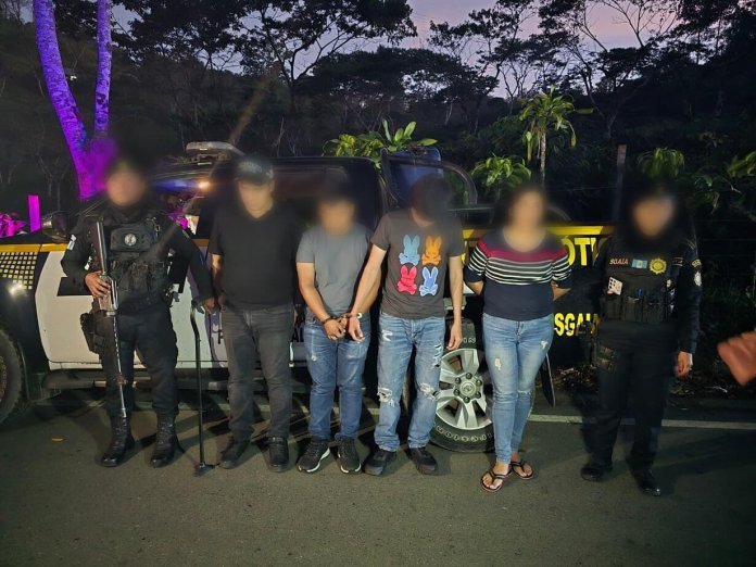 Cuatro capturados por traslado ilegal de arma de fuego en Alta Verapaz.