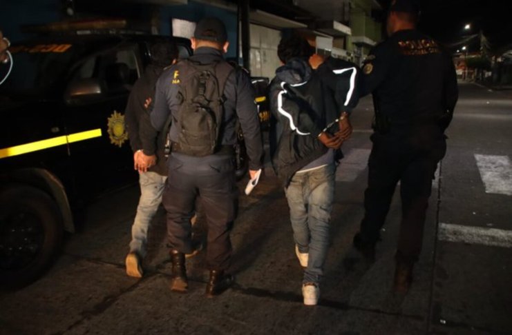 Capturan a alias "Pelucas" y " Negro" presuntos sicarios y asaltantes en Santa Lucía Cotzumalguapa, Escuintla.