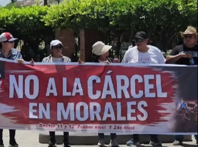 Líderes y vecinos de varias comunidades participaron en la caminata pacífica que finalizó frente a la municipalidad. Foto La Hora: captura de pantalla Izabal Magazine/FB
