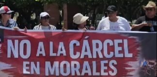 Líderes y vecinos de varias comunidades participaron en la caminata pacífica que finalizó frente a la municipalidad. Foto La Hora: captura de pantalla Izabal Magazine/FB