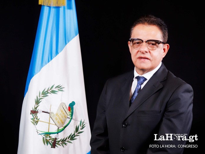 El diputado de Valor, Carlos López, presiona en la CC para elegir a los nuevos magistrados en el Congreso de la República. Arte: La Hora