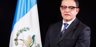 El diputado de Valor, Carlos López, presiona en la CC para elegir a los nuevos magistrados en el Congreso de la República. Arte: La Hora