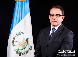 El diputado de Valor, Carlos López, presiona en la CC para elegir a los nuevos magistrados en el Congreso de la República. Arte: La Hora