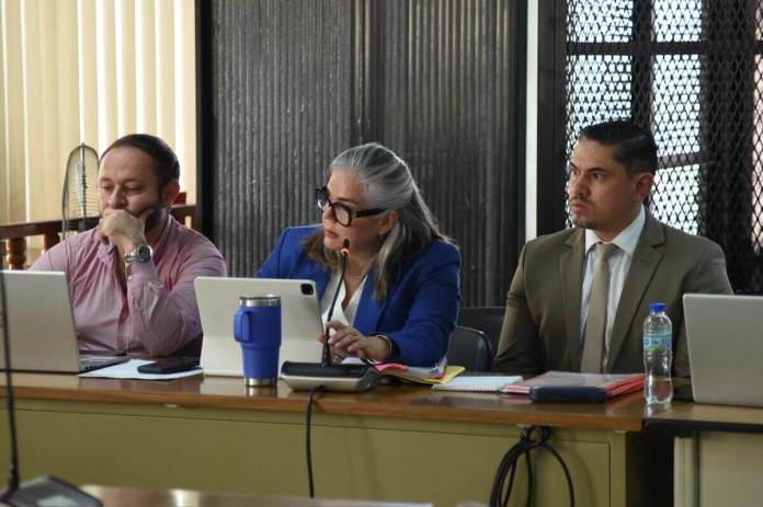 Peritos encargados de realizar los estudios de trayectoria de bala refieren de la posible existencia de un tercer implicado en la muerte de Hansel Szarata. Foto La Hora: José Orozco