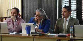 Peritos encargados de realizar los estudios de trayectoria de bala refieren de la posible existencia de un tercer implicado en la muerte de Hansel Szarata. Foto La Hora: José Orozco