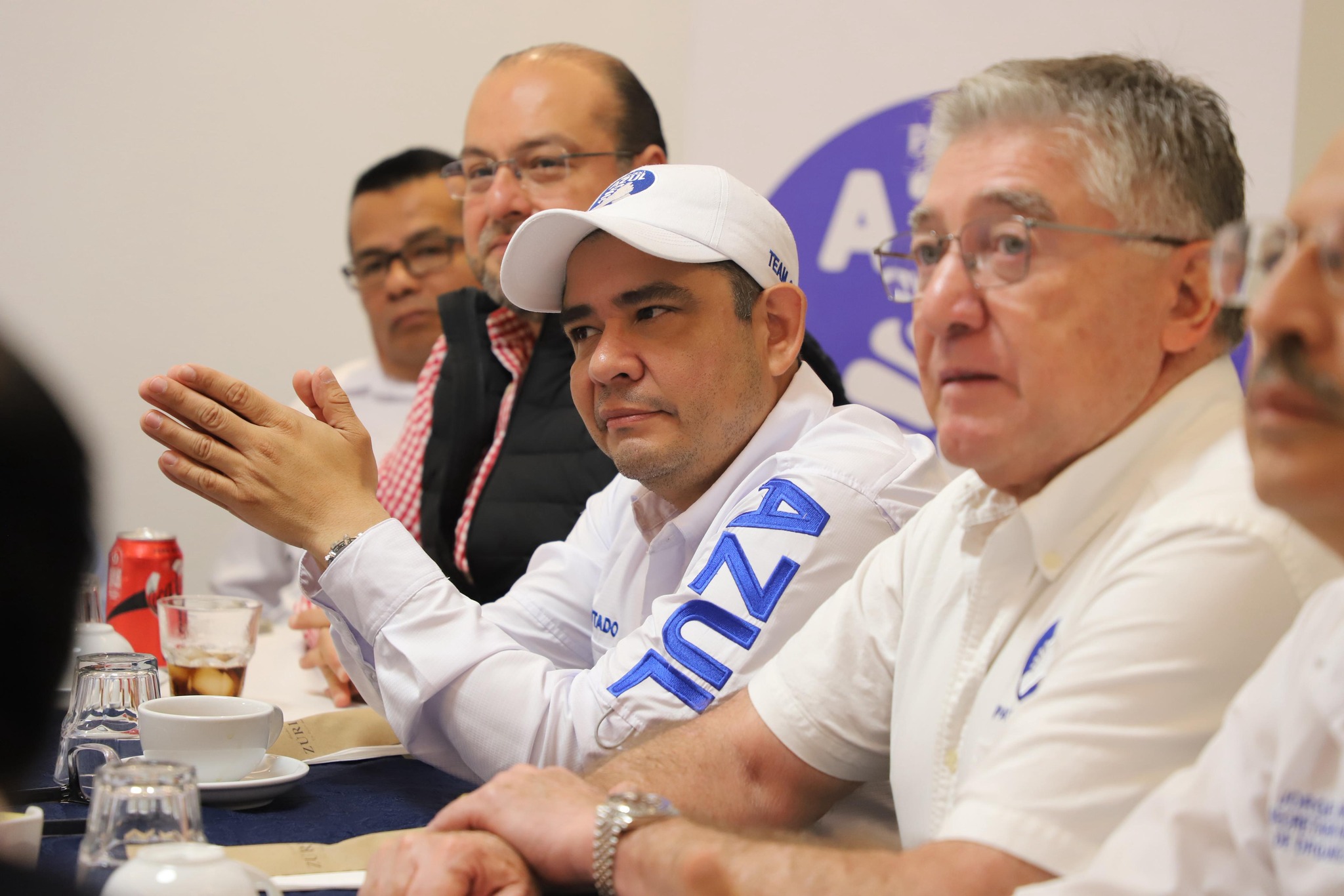 César Dávila (con gorra) se suma a los diputados que han cambiado de partido de manera previa a las elecciones generales de 2027.