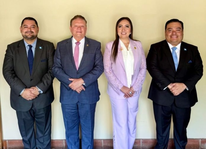 Claudia Paredes inaugura su primer juzgado en Sololá en compañia del jefe de Vamos, Allan Rodríguez. Foto La Hora: OJ
