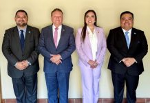 Claudia Paredes inaugura su primer juzgado en Sololá en compañia del jefe de Vamos, Allan Rodríguez. Foto La Hora: OJ