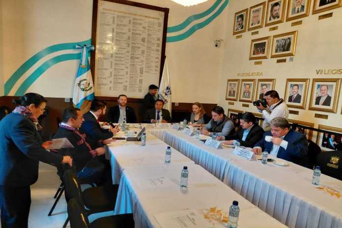 Los diputados acuerdan emitir dictamen favorable con modificaciones a la iniciativa de ley que busca regular las relaciones de hijos entre padres separados. Foto: La Hora