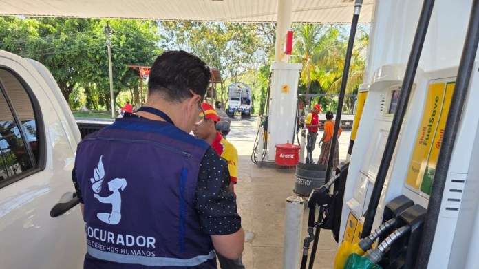Procuraduría de los Derechos Humanos (PDH) realizaron este jueves una serie de operativos en expendios de combustible. Foto: PDH