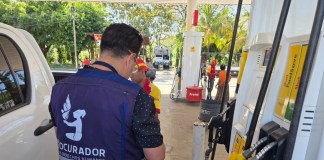 En algunas gasolineras ya se aplica el subsidio al combustible. El apoyo temporal económico será por tres meses. Foto La Hora: PDH