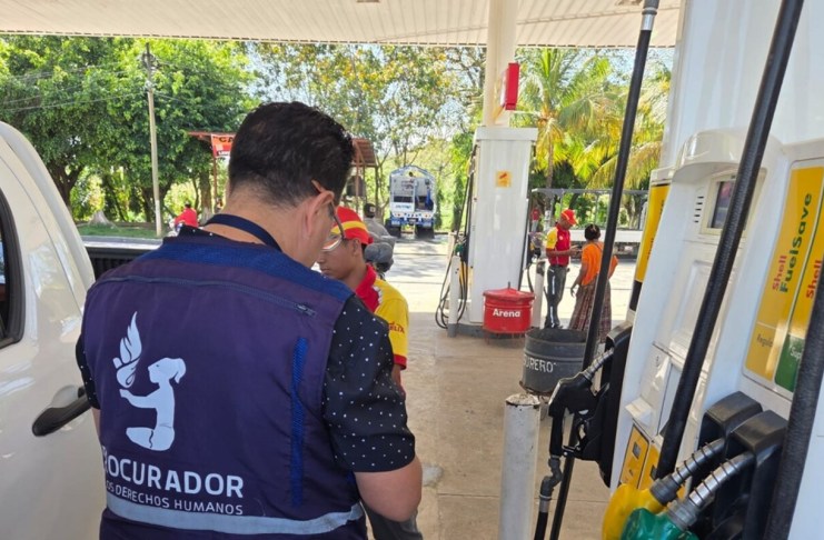 En algunas gasolineras ya se aplica el subsidio al combustible. El apoyo temporal económico será por tres meses. Foto La Hora: PDH