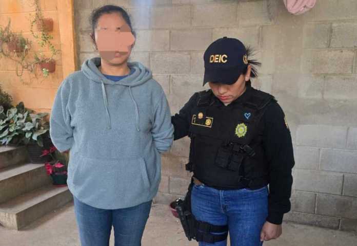 Capturan a presunta coyote en Quiché.