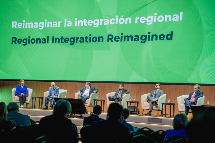 Panelistas coinciden que mejorar la integración regional ayudará al crecimiento económico. Foto: BID