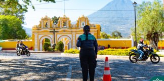 La Policía Municipal de Antigua Guatemala coordina la movilidad durante la Cuaresma, donde se espera la visita de cientos de turistas locales y extranjeros. Foto: Policía Municipal de Antigua Guatemala