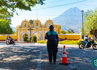 La Policía Municipal de Antigua Guatemala coordina la movilidad durante la Cuaresma, donde se espera la visita de cientos de turistas locales y extranjeros. Foto: Policía Municipal de Antigua Guatemala
