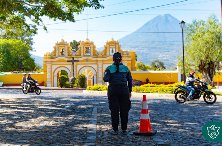 La Policía Municipal de Antigua Guatemala coordina la movilidad durante la Cuaresma, donde se espera la visita de cientos de turistas locales y extranjeros. Foto: Policía Municipal de Antigua Guatemala
